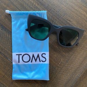 TOMS Sydney style sunglasses